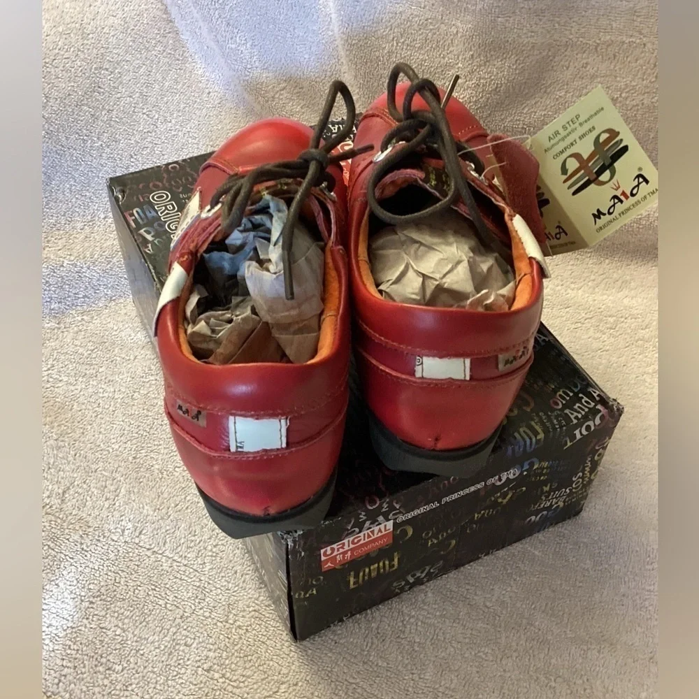 NIB TMA Eyes Womens Lace Up Leather Sneaker Loafer Red size 7.5